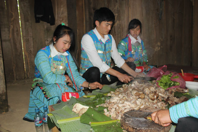 Đàn ông trong gia đình đang thái thịt để ăn Tết. Ảnh: Cao Thùy Liên